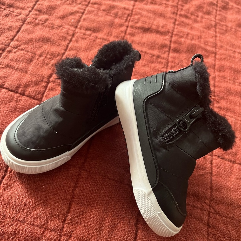 Boys Faux Fur lined winter boots with zipper. Size 5
